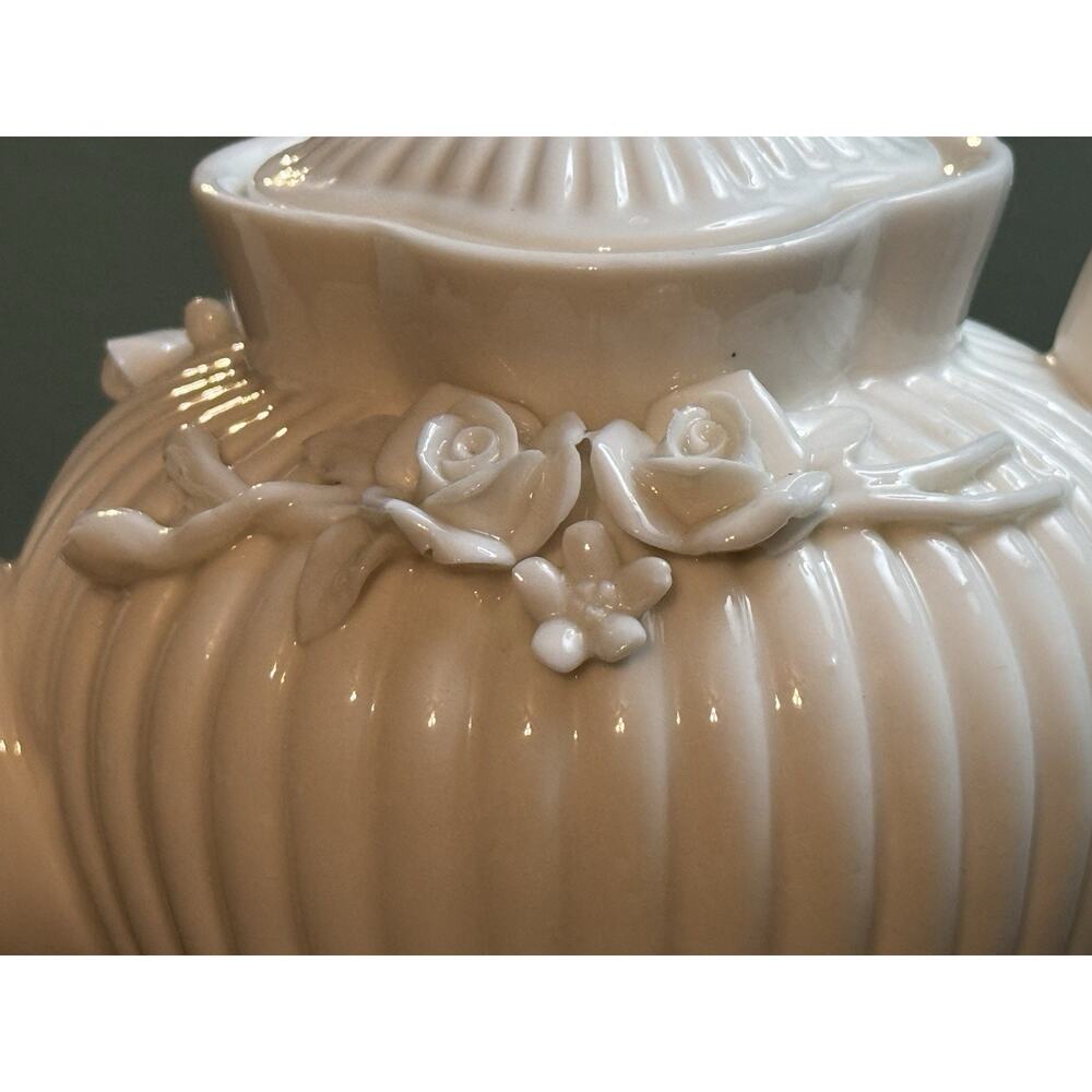 Beautiful I. Godinger & Co. White Ribbed Tea Pot With Victorian Rose Pattern - Picture 4 of 11